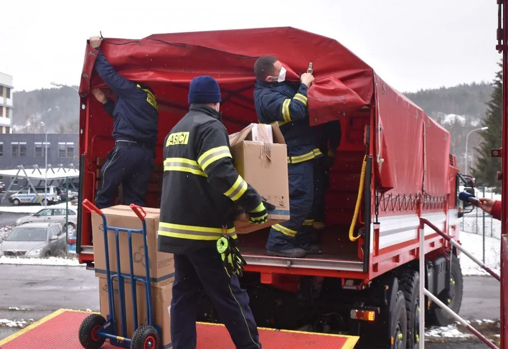 Krajští hasiči během čtvrtka rozvezou 105 tisíc antigenních testů pro školy