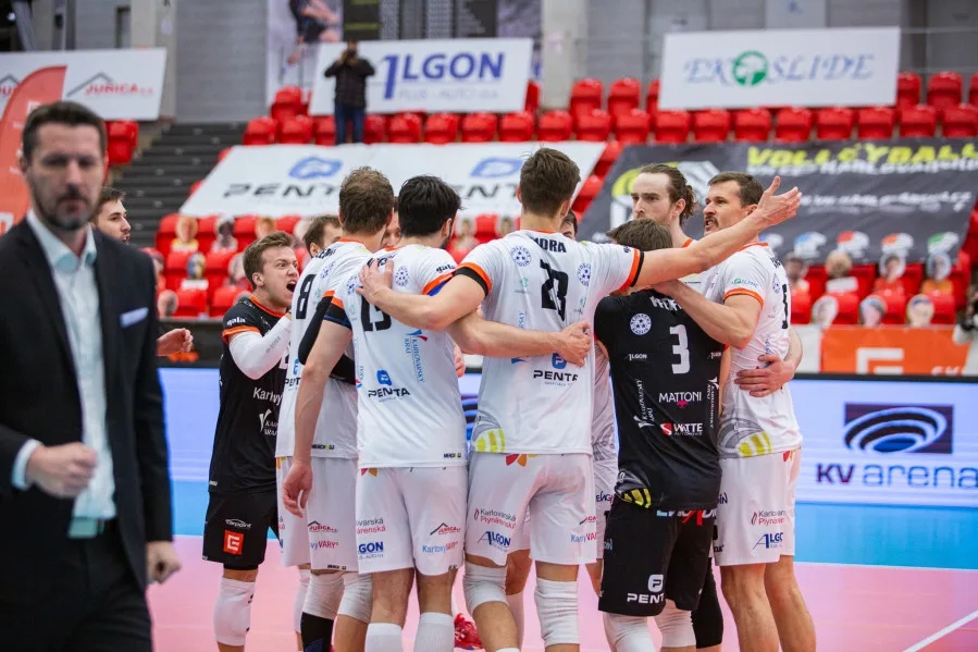 Radost hráčů VK Karlovarsko po prvním vyhraném finále