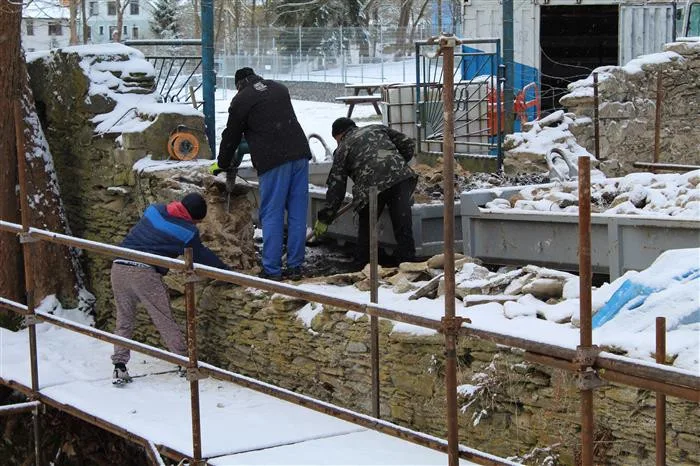 Snímky z oprav jsou ze 7. dubna 2021