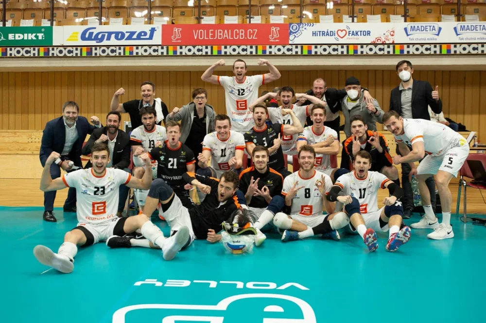 Radost týmu VK Karlovarsko po včerejší výhře na jihu Čech