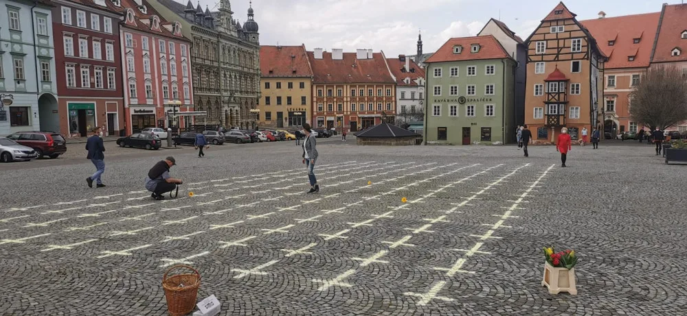 Kříže za oběti koronaviru jsou i na náměstí v Chebu