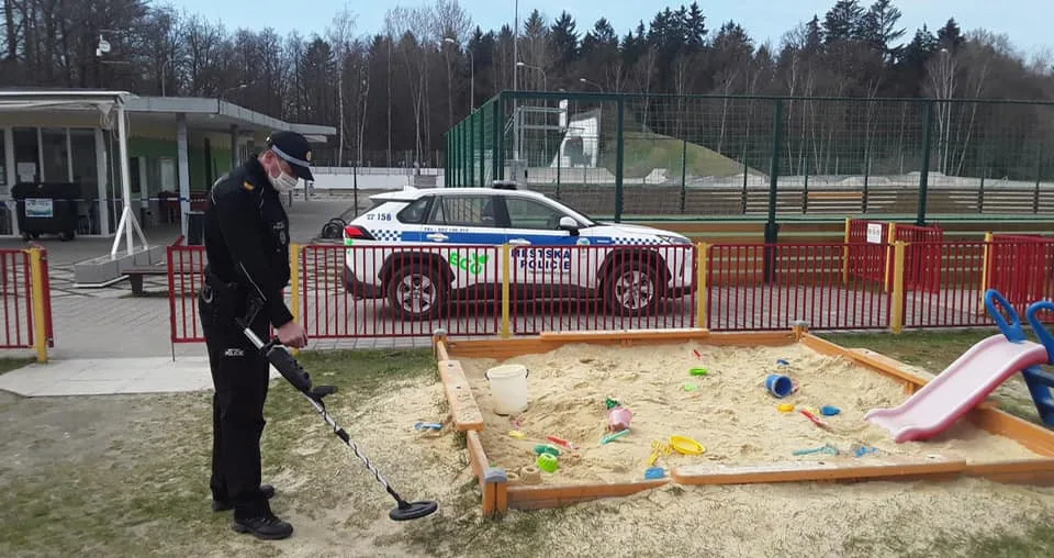Policisté obsadili dětská hřiště, hledali stříkačky po narkomanech