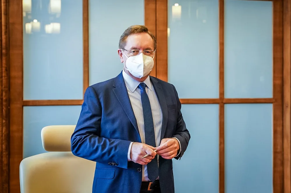 Vláda rozhodla: Na hřiště může 12 lidí, ale po dvojicích s rozestupy na deset metrů