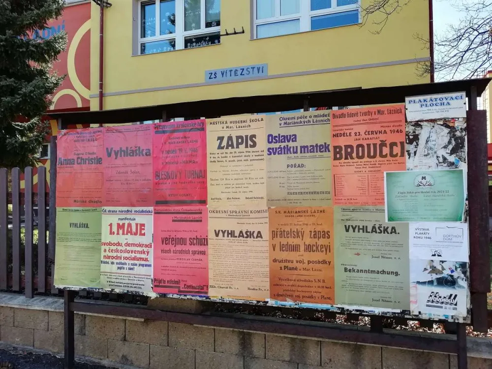Reklamní plochy v lázeňském městě navrací místní obyvatele zpět do roku 1946