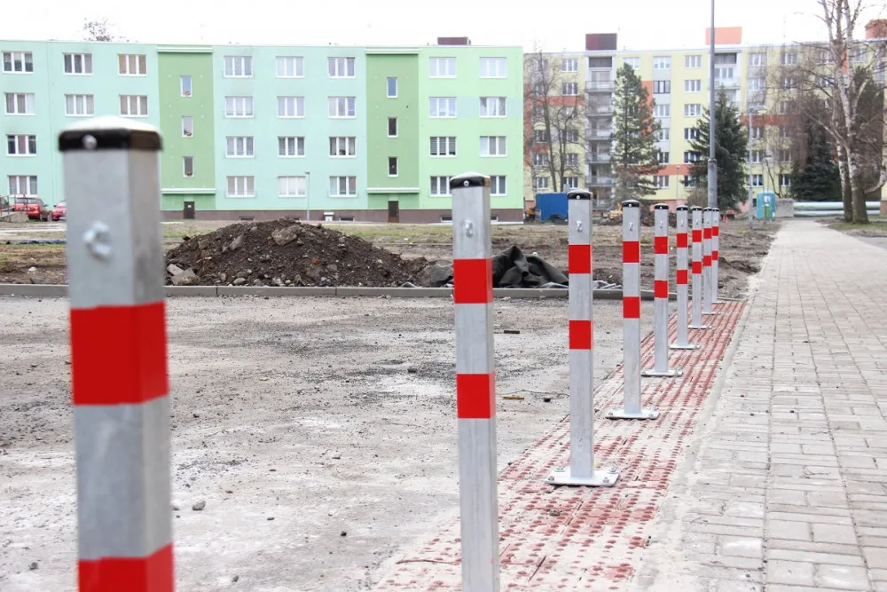 Na sídlišti v současné končí druhá etapa, která zahrnuje opravy chodníků a nová parkovací místa