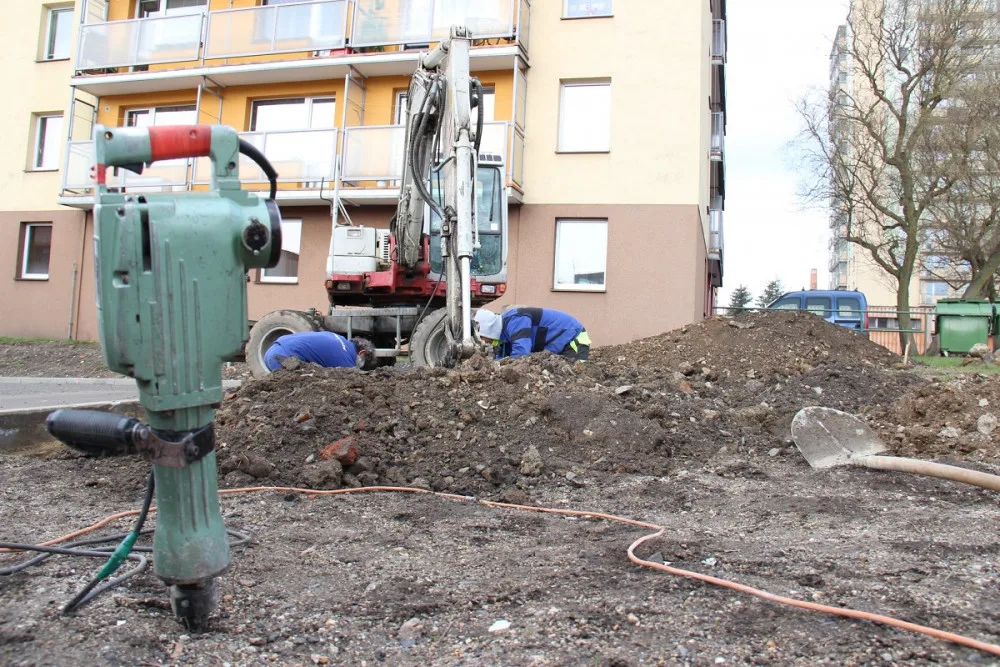 Na sídlišti v současné končí druhá etapa, která zahrnuje opravy chodníků a nová parkovací místa