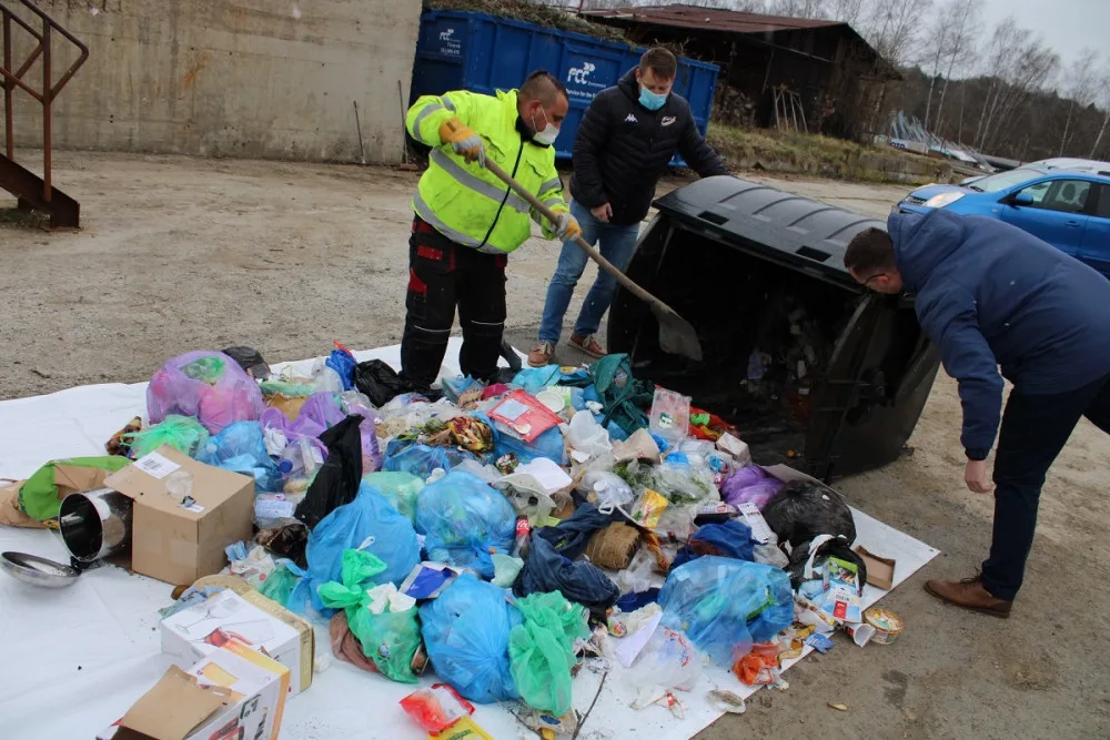 Lidé na třídění odpadu kašlou a vyhazují do černých popelnic i elektroniku nebo plasty