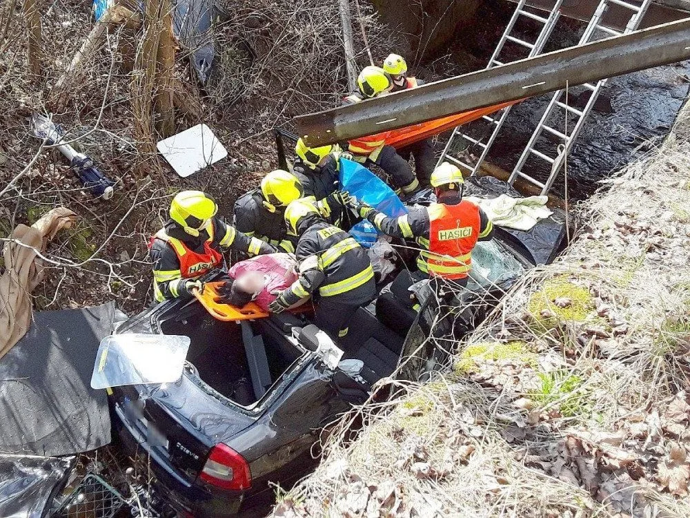 Opilý a zfetovaný řidič BMW vytlačil při předjíždění ženu do koryta řeky