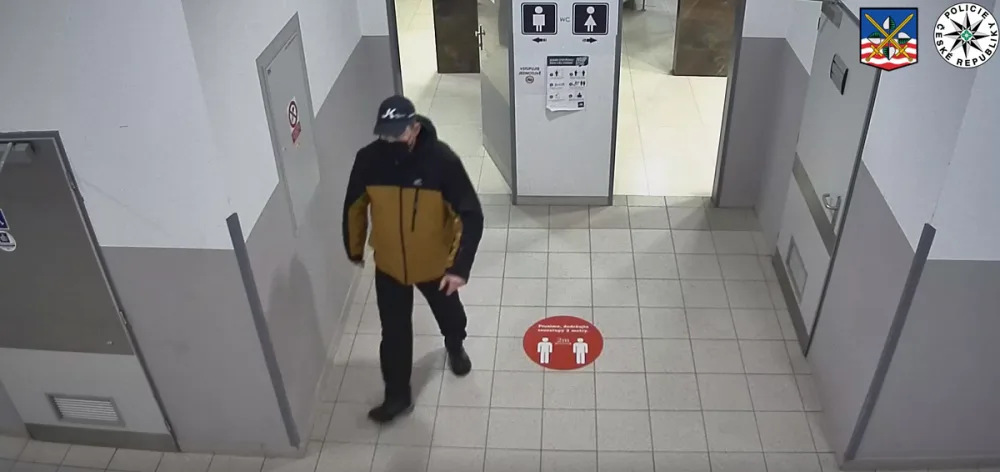 Neznámý muž si natáčel ženy na toaletách v obchodním domě