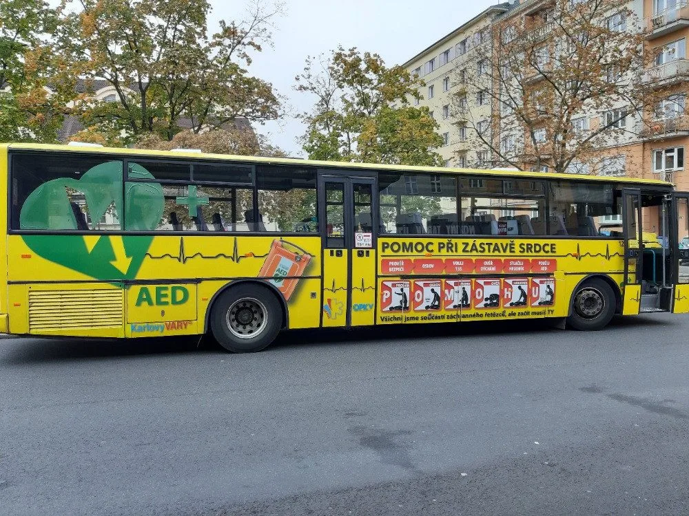 Instruktážní autobus zvyšuje povědomí veřejnosti o tom, jak postupovat při náhlé zástavě srdce