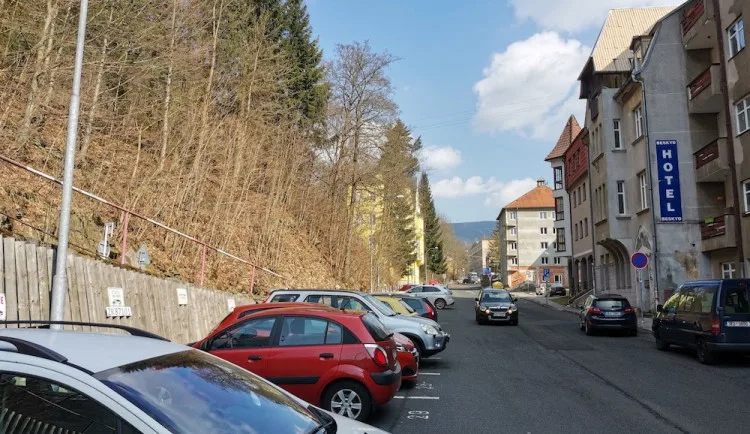 Nejvytíženější ulice v Jáchymově dostane novou kameru. Díky soutěži Slepá místa