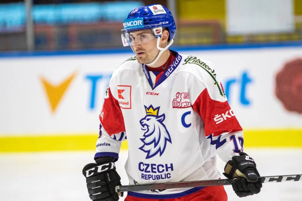 Útočník Jakub Flek s kapitánským céčkem reprezentace