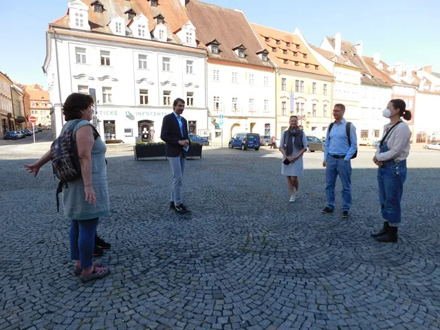 Starosta Chebu Antonín Jalovec vítá porotce soutěže.