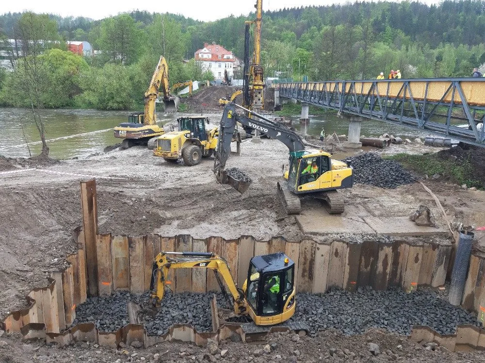 Demolice Dvorského mostu skončila, dodavatelská firma začíná betonovat pilíře mostu nového