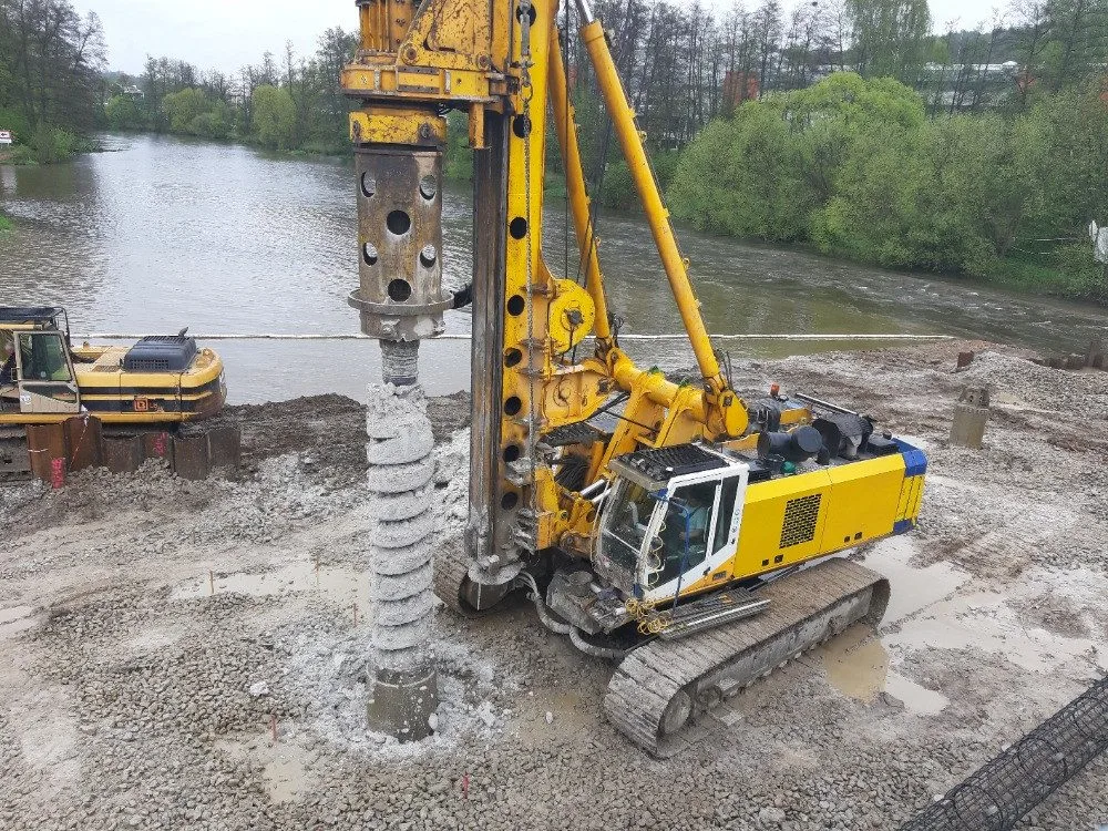 Demolice Dvorského mostu skončila, dodavatelská firma začíná betonovat pilíře mostu nového