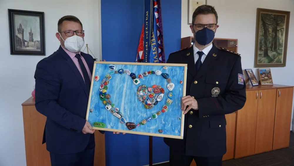 Kamínky, které lidé pomalovali jako poděkování zdravotníkům, dělají radost v podobě obrazů