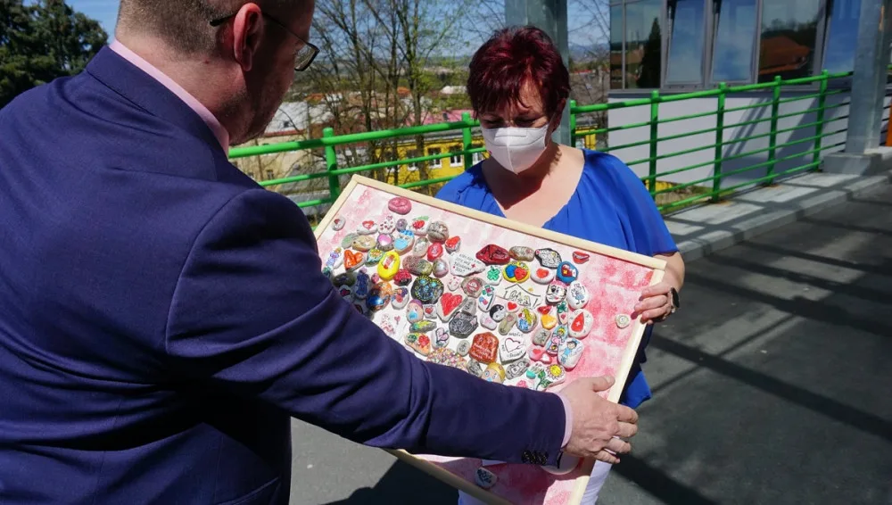 Kamínky, které lidé pomalovali jako poděkování zdravotníkům, dělají radost v podobě obrazů