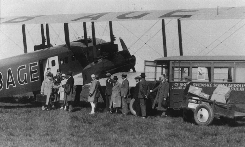 Nástup cestujících a nakládání zavazadel. 1937