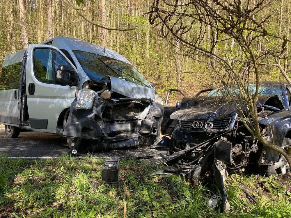 Mladý řidič Audi riskoval a srazil se s dodávkou, výsledkem je šest zraněných