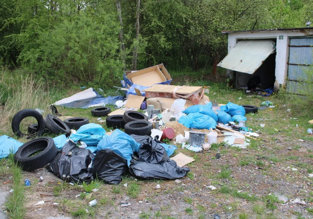 Problematické garáže na Jižním lomu budou postupně zbourány.