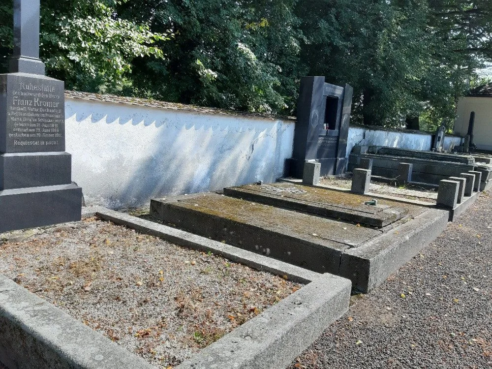 Ostrov opravuje devět hrobů významných osobností města