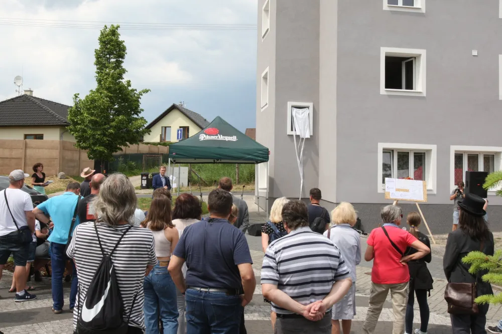 V Počernech znovu odhalili pamětní desku fyzikovi Josefu Loschmidtovi