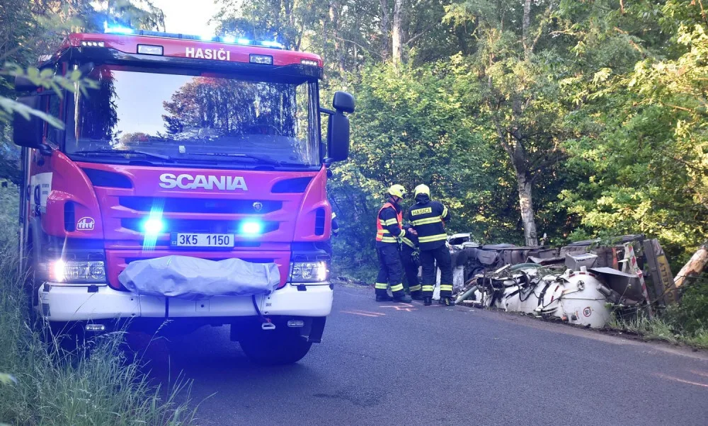 Fekální vůz se skutálel ze silnice a zůstal ležet na boku
