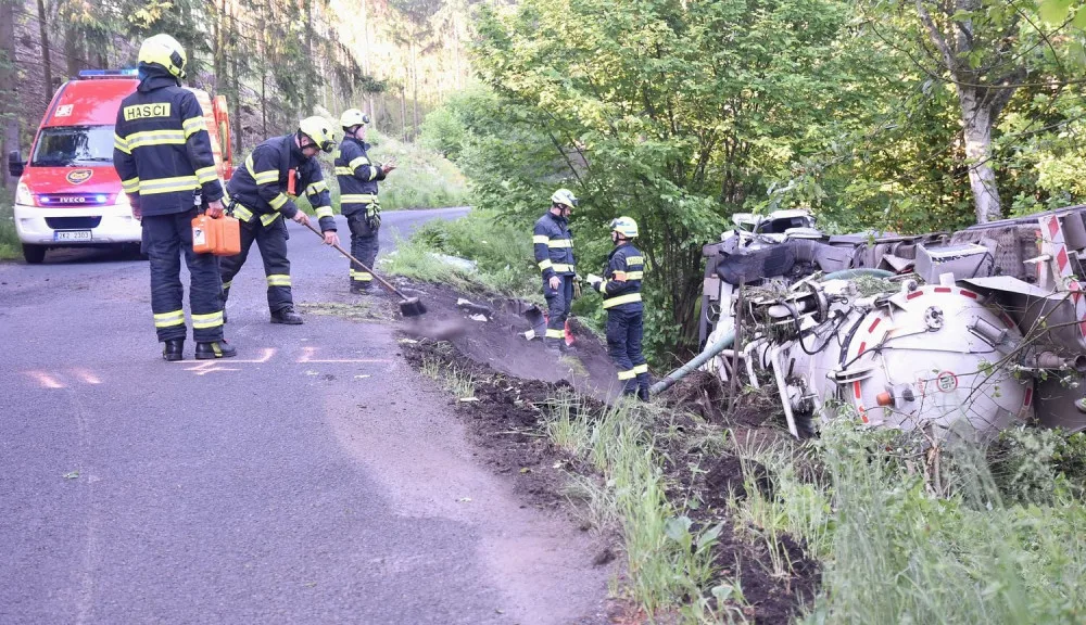 Fekální vůz se skutálel ze silnice a zůstal ležet na boku