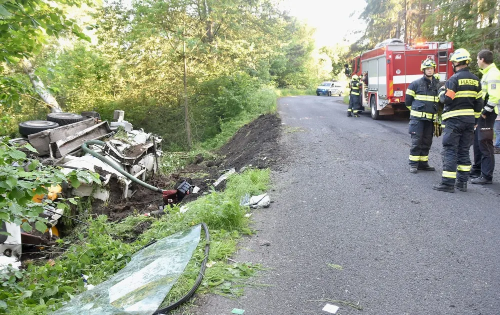 Fekální vůz se skutálel ze silnice a zůstal ležet na boku