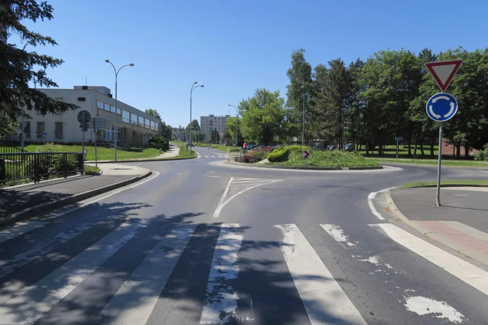 Policisté hledají svědky nehody. Řidič osobního auta zblokoval motocyklistku