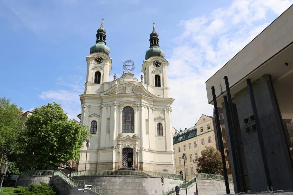 Před chrám Máří Magdaleny se vrátila historická dlažba, na archeology čekala i řada překvapení, foto: Magistrát KV