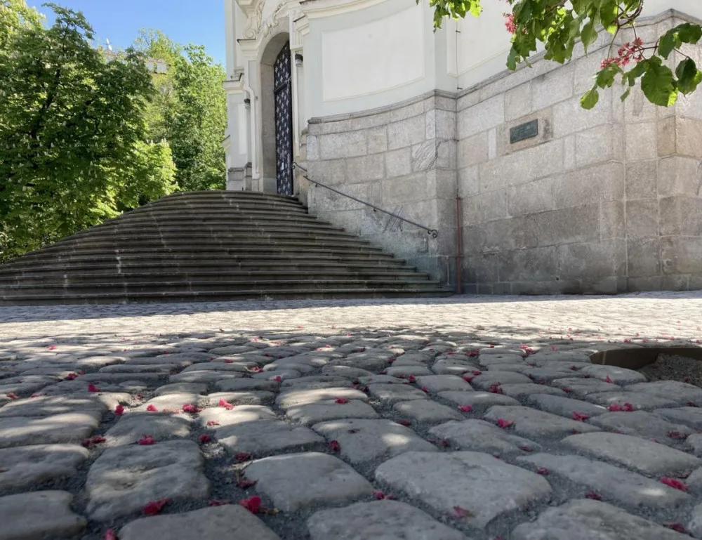 Před chrám Máří Magdaleny se vrátila historická dlažba, na archeology čekala i řada překvapení, foto: Miroslav Cikán - MCA