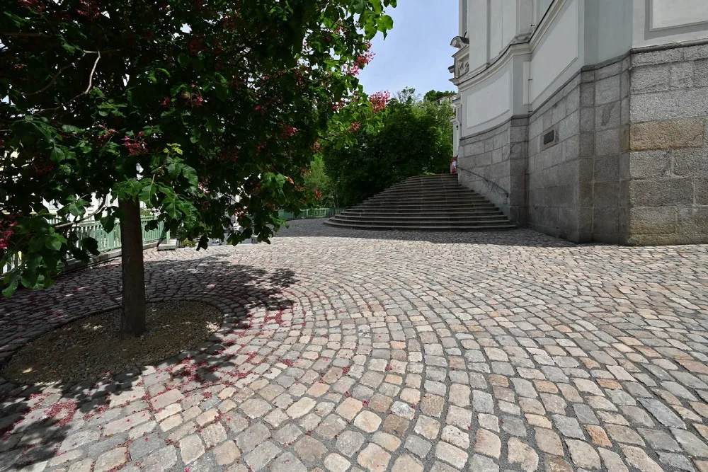 Před chrám Máří Magdaleny se vrátila historická dlažba, na archeology čekala i řada překvapení, foto: Miroslav Cikán - MCA