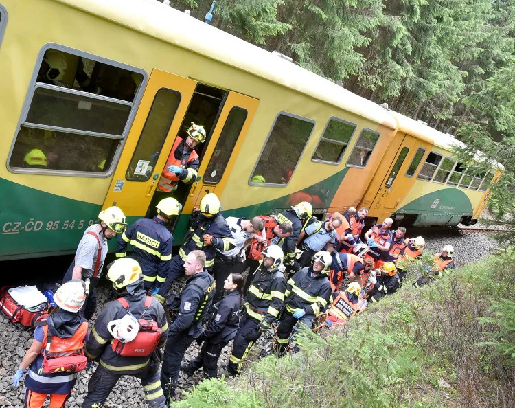 Loňskou tragickou srážku dvou vlaků měl zavinit strojvedoucí, obviněn je z obecného ohrožení z nedbalosti