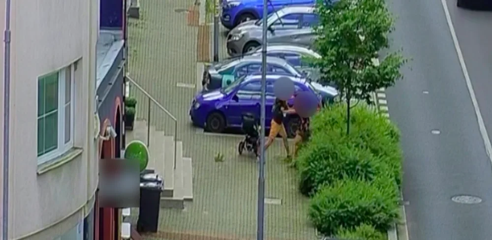 Agresor napadl svou bývalou partnerku. Celý incident zachytila bezpečnostní kamera.