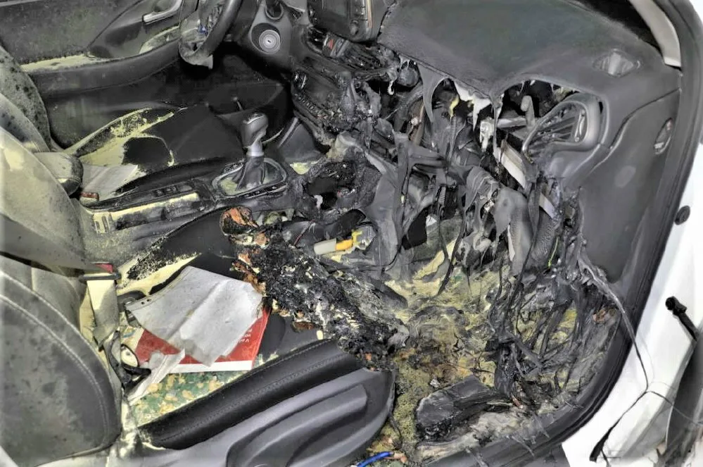 Shořel celý interiér vykradeného automobilu