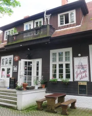 Inspekce uzavřela restauraci v Karlových Varech. Uvnitř našla myší trus a plesnivé zdi
