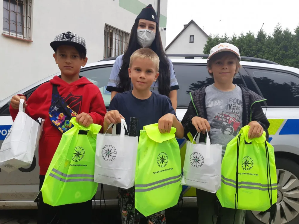 Tři kluci našli na schodech několik tisíc. Peníze si nenechali, odnesli je na policii