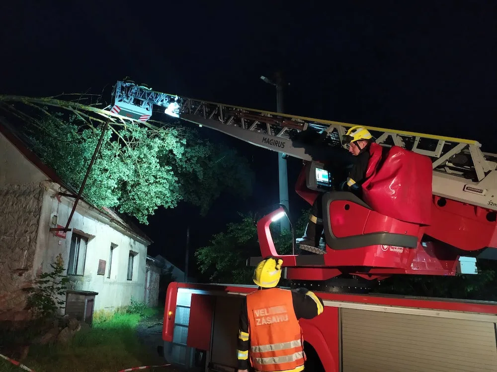 Krajem se prohanala silná bouře. Hasiči evakuovali dětský tábor u Aše