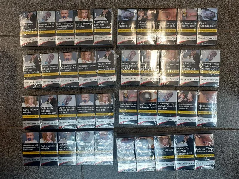 Celníci z Karlovarska našli v kamenné prodejně tisíce cigaret s neplatnými tabákovými nálepkami