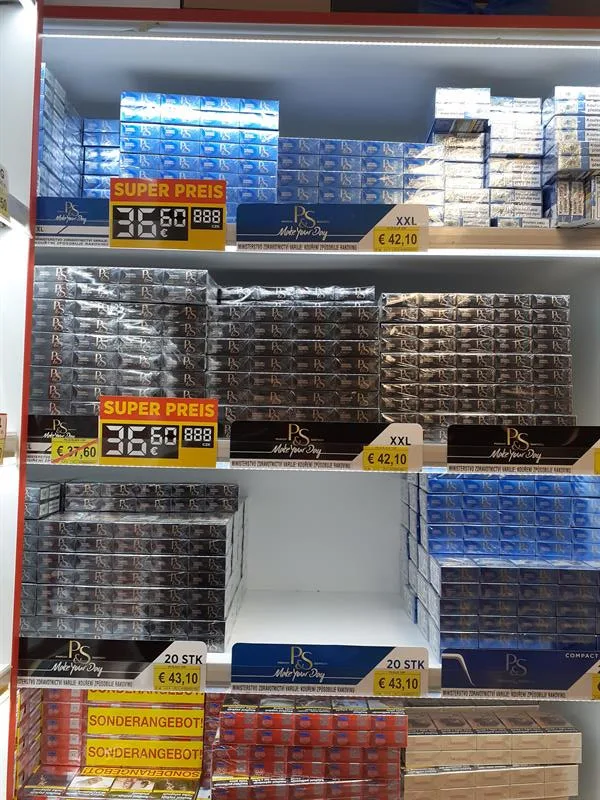 Celníci z Karlovarska našli v kamenné prodejně tisíce cigaret s neplatnými tabákovými nálepkami