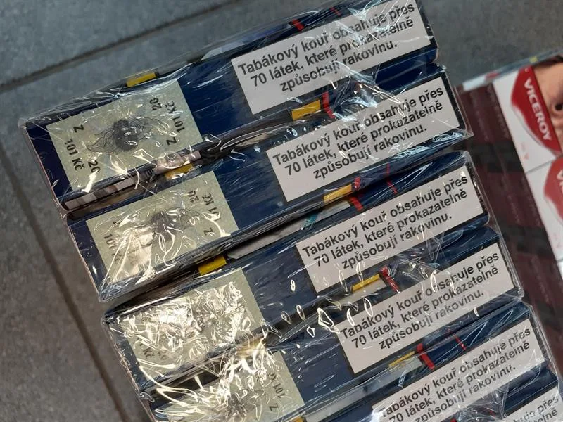Celníci z Karlovarska našli v kamenné prodejně tisíce cigaret s neplatnými tabákovými nálepkami