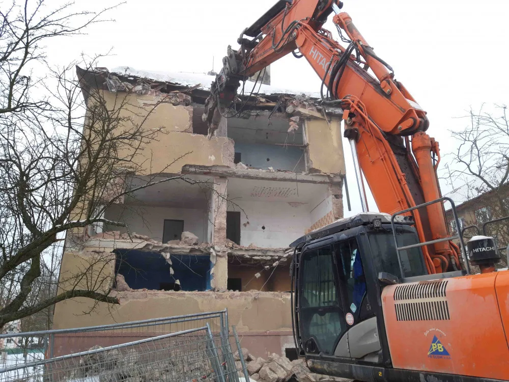 archivní foto z demolice dvou vybydlené domů v lokalitě nad kinem Alfa v Sokolově