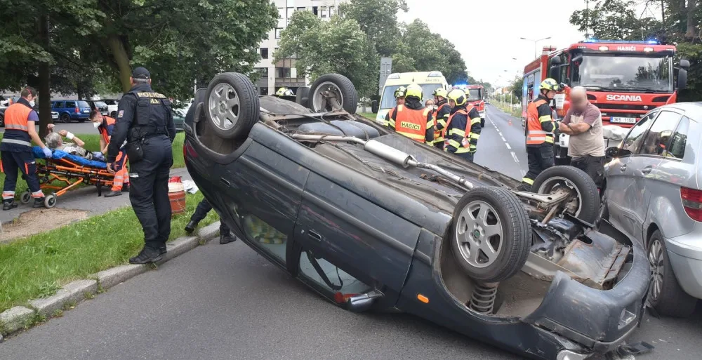 Při střetu dvou vozidel v centru Karlových Varů se jedno převrátilo na střechu