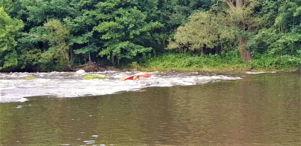 Kvůli utopené lodi hasičům neustále volali vodáci