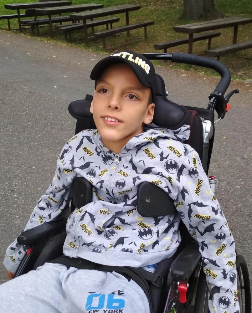 Přidušení miminka při porodu změnilo rodině život. Pomoci v těžké situaci teď může každý