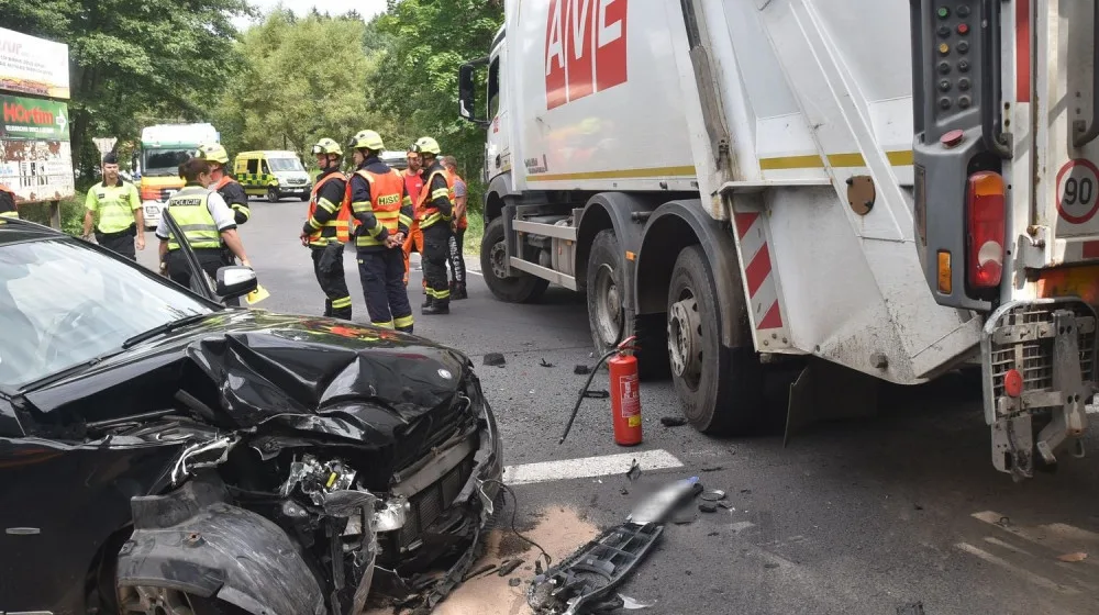 Střet popelářského vozu s osobákem ochromil provoz u Karlových Varů