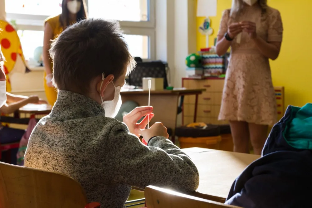 Žáci se na začátku září třikrát otestují na koronavirus, schválila vláda
