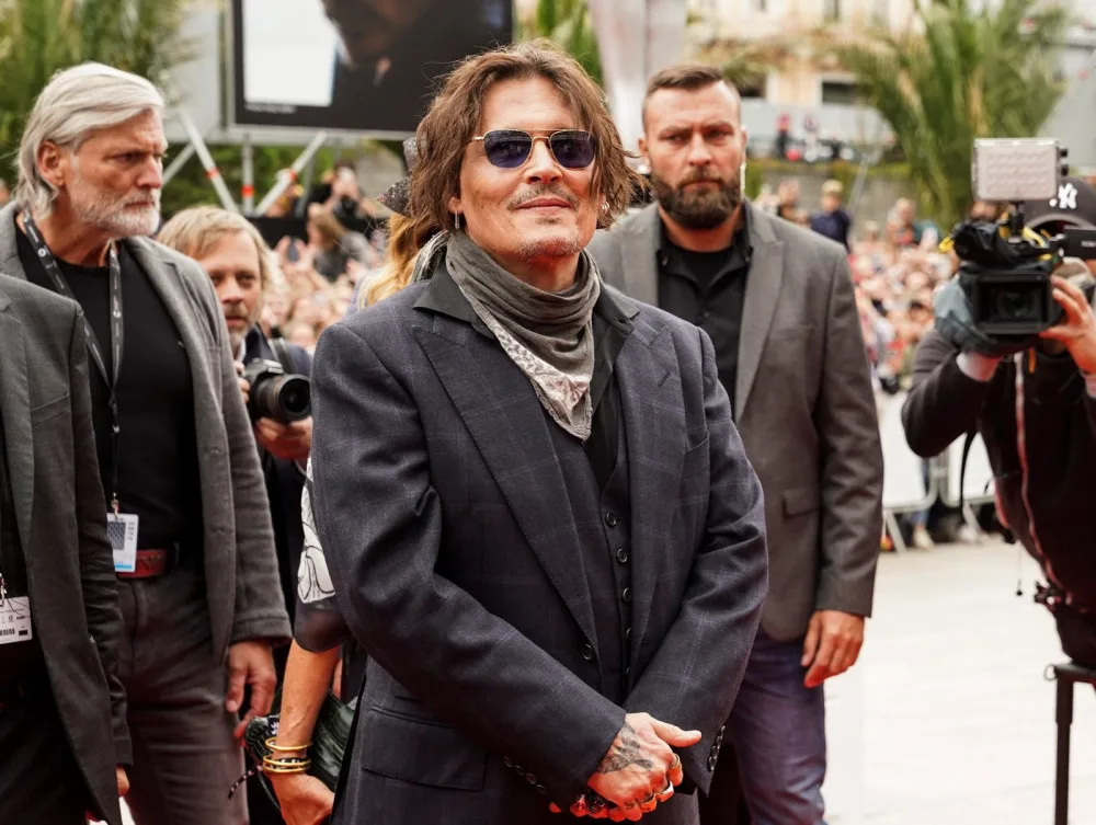 Na Johnnyho Deppa na festivalu v K. Varech čekaly hodiny stovky lidí