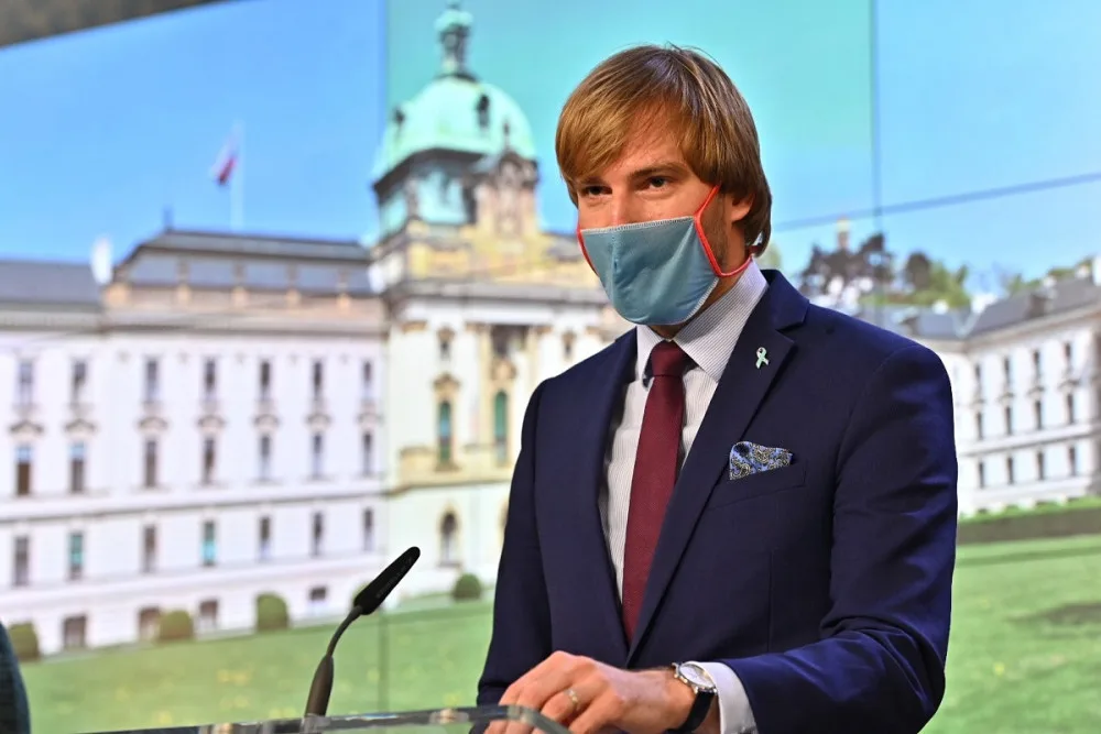 Zrušit nošení roušek bude podle ministra zdravotnictví možné při proočkovanosti 75 procent